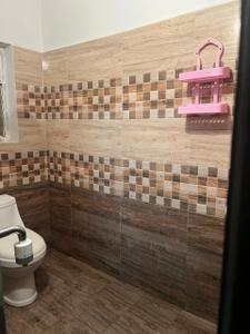 Bathroom Image of 1280 Sq.ft 2 BHK Apartment / Flat for sale in Maruthi Emerald, Sainikpuri Secunderabad for Rs. 7600000