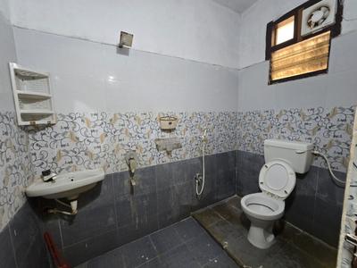 Bathroom Image of 400 Sq.ft 1 BHK Builder Floor for rent in Gorantla Guntur for Rs. 8500