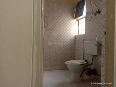 Bathroom Image of 1550 Sq.ft 3 BHK Apartment / Flat for rent in Arun Vihar , Sector 29 Noida for Rs. 33000