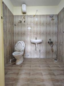 Bathroom Image of 1035 Sq.ft 2 BHK Apartment / Flat for sale in SSVR Laurel, Varthur Bengaluru for Rs. 7500000