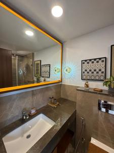 Bathroom Image of 2000 Sq.ft 4 BHK Apartment / Flat for rent in Piramal Aranya, Byculla Mumbai for Rs. 375000