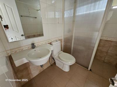 Bathroom Image of 1700 Sq.ft 3 BHK Apartment / Flat for sale in ABAD Marine Plaza, Marine Drive Kochi for Rs. 14500000