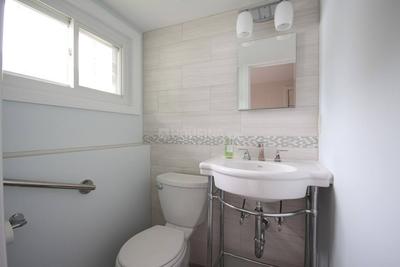 Bathroom Image of 4000 Sq.ft 5 BHK Apartment / Flat for sale in Veena Apartment, Juhu Mumbai for Rs. 187000000