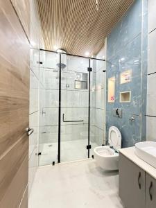 Bathroom Image of 650 Sq.ft 1 BHK Apartment / Flat for rent in Sky Heights, Navlakha Indore for Rs. 12000