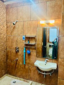 Bathroom Image of 800 Sq.ft 1 BHK Apartment / Flat for rent in Greater Kailash New Delhi for Rs. 50000