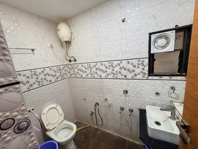 Bathroom Image of 800 Sq.ft 3 BHK Independent House for rent in Godadara Surat for Rs. 30000