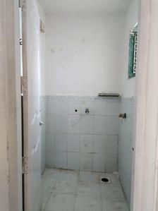 Common Bathroom One Image of 410 Sq.ft 1 BHK Apartment / Flat for sale in Kandivali West Mumbai for Rs. 6300000