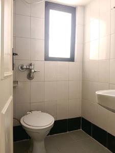Common Bathroom Image of 850 Sq.ft 2 BHK Apartment / Flat for rent in Hiranandani Skylark Enclave, Hiranandani Estate Thane for Rs. 55000
