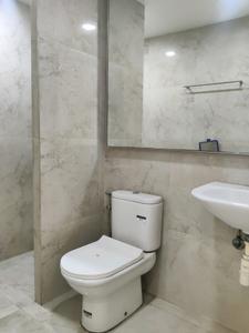 Common Bathroom Image of 920 Sq.ft 2 BHK Apartment / Flat for rent in Kavya Residency, Kasarvadavali Thane for Rs. 25500