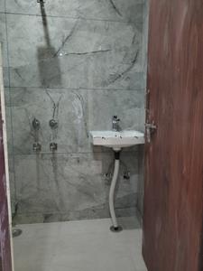 Common Bathroom Image of 635 Sq.ft 2 BHK Apartment / Flat for rent in Khanpur New Delhi for Rs. 17000