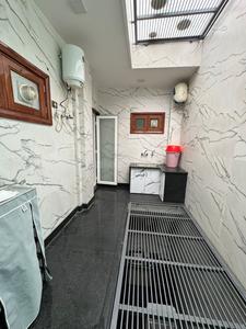 Bathroom Image of 3000 Sq.ft 3 BHK Builder Floor for rent in Sector 40 Noida for Rs. 140000