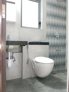 Common Bathroom Image of 519 Sq.ft 1.5 BHK Apartment / Flat for rent in Kalpataru Elitus, Mulund West Mumbai for Rs. 43000