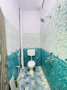 Bathroom Image of 1350 Sq.ft 3 BHK Builder Floor for rent in Hafiz Baba Nagar Hyderabad for Rs. 15000