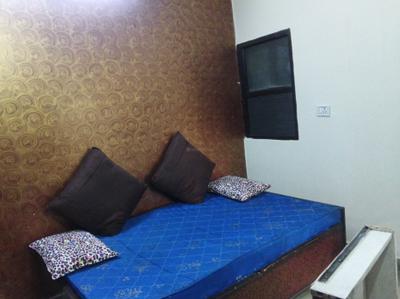 Bedroom Image of 1100 Sq.ft 3 BHK Builder Floor for rent in Ramesh Nagar New Delhi for Rs. 38000