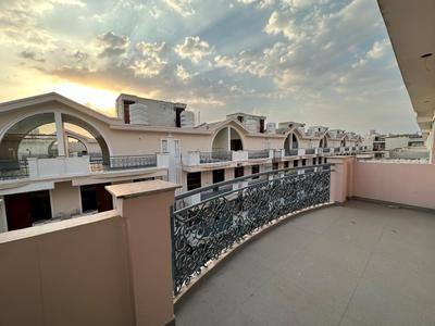 Balcony Image of 4000 Sq.ft 5 BHK Villa for sale in Metro Kings Court, Utrathiya Zirakpur for Rs. 14500000