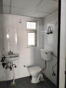 Common Bathroom Image of 2190 Sq.ft 4 BHK Apartment / Flat for sale in  Foster Heights, Crossings Republik Ghaziabad for Rs. 12000000