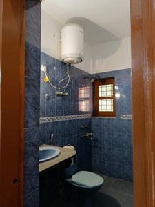 Common Bathroom Two Image of 1500 Sq.ft 3 BHK Apartment / Flat for rent in Sarita Vihar New Delhi for Rs. 51500