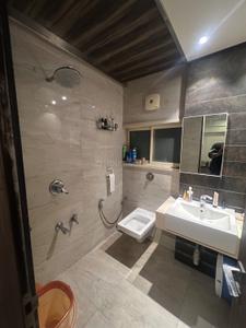 Bathroom Image of 600 Sq.ft 1 BHK Apartment / Flat for rent in Worli Mumbai for Rs. 85000