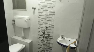 Bathroom Image of 550 Sq.ft 1 BHK Apartment / Flat for rent in Alfa Mana A M Residency, Mazgaon Mumbai for Rs. 45000