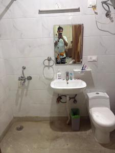 Bathroom Image of 1400 Sq.ft 2 BHK Builder Floor for rent in Sector 40 Gurgaon for Rs. 44000