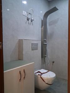 Common Bathroom Image of 1500 Sq.ft 3 BHK Apartment / Flat for sale in JMD Tower 110, Sector 104 Noida for Rs. 6750000