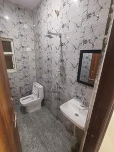 Bathroom Image of 850 Sq.ft 2 BHK Builder Floor for rent in New Ashok Nagar New Delhi for Rs. 18000