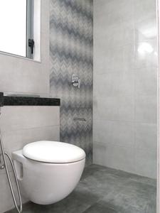 Common Bathroom Image of 519 Sq.ft 1.5 BHK Apartment / Flat for rent in Kalpataru Elitus, Mulund West Mumbai for Rs. 43000