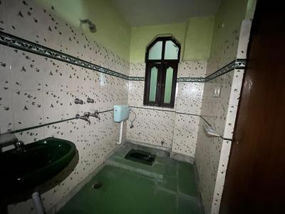 Bathroom Image of 1500 Sq.ft 3 BHK Builder Floor for rent in Rawat Pur Kanpur for Rs. 26000
