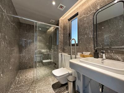 Bathroom Image of 2100 Sq.ft 4 BHK Apartment / Flat for sale in Rustomjee Crown Phase 2, Prabhadevi Mumbai for Rs. 160000000