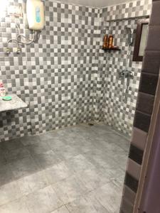 Bathroom Image of 700 Sq.ft 2 BHK Apartment / Flat for rent in Qaiserbagh Lucknow for Rs. 15000