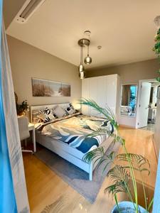 Bedroom Image of 3050 Sq.ft 4.5 BHK Apartment / Flat for rent in DLF One Midtown, Karampura New Delhi for Rs. 189000