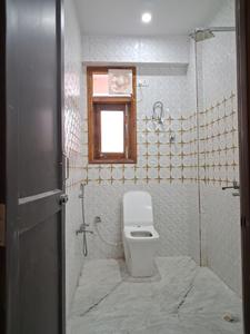Common Bathroom Image of 2500 Sq.ft 4 BHK Builder Floor for rent in Sector 112 Noida for Rs. 50000