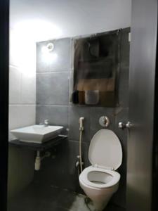 Common Bathroom Image of 865 Sq.ft 2 BHK Apartment / Flat for sale in Kinjal Complex II, Boisar Mumbai for Rs. 3600000
