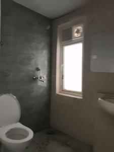 Common Bathroom Image of 920 Sq.ft 2.5 BHK Apartment / Flat for rent in Amrapali Dream Valley 2, Noida Extension Greater Noida for Rs. 19000