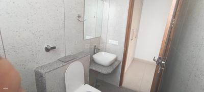 Bathroom Image of 1800 Sq.ft 3 BHK Apartment / Flat for rent in Vaishali Ghaziabad for Rs. 45000