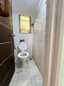 Bathroom Image of 1000 Sq.ft 3 BHK Apartment / Flat for sale in Andheri West Mumbai for Rs. 35500000
