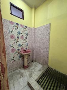 Bathroom Image of 1500 Sq.ft 2 BHK Builder Floor for rent in Rajajipuram Lucknow for Rs. 14000