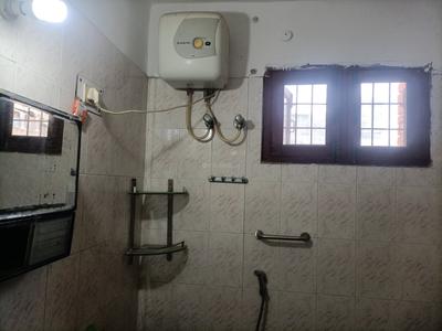 Image of 1600 Sq.ft 3 BHK Apartment / Flat for rent in Husainganj, Lucknow for Rs. 43000