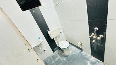 Bathroom Image of 808 Sq.ft 2 BHK Apartment / Flat for rent in Indra Puri Colony Indore for Rs. 18000
