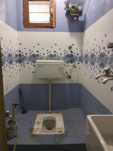 Common Bathroom Two Image of 1300 Sq.ft 3 BHK Apartment / Flat for sale in  Mayur Vihar Phase 1 Pocket 1 RWA, Mayur Vihar Phase 1 New Delhi for Rs. 20000000