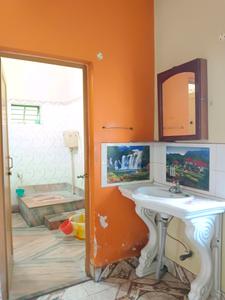 Common Bathroom Image of 900 Sq.ft 2 BHK Builder Floor for rent in Thakurpukur Kolkata for Rs. 15000