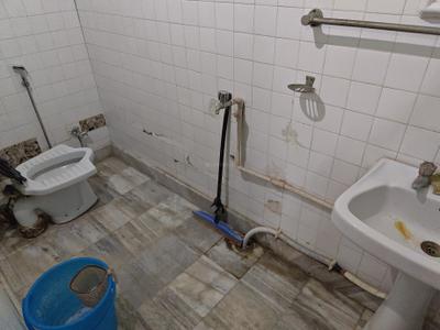 Bathroom Image of 500 Sq.ft 1 RK Builder Floor for rent in Butler Colony Lucknow for Rs. 10000