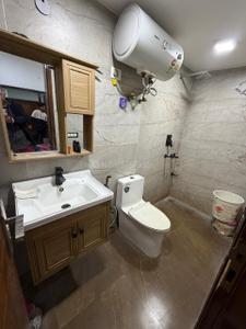 Bathroom Image of 350 Sq.ft 1 RK Builder Floor for rent in Varun Enclave, Sector 28 Noida for Rs. 15097