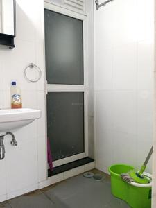Common Bathroom Image of 650 Sq.ft 2 BHK Apartment / Flat for rent in Godrej Emerald, Kasarvadavali Thane for Rs. 26643