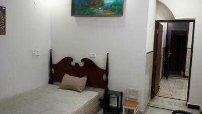 Bedroom Image of 1250 Sq.ft 2 BHK Builder Floor for rent in East Of Kailash New Delhi for Rs. 45000