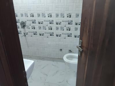 Bathroom Image of 1400 Sq.ft 3 BHK Builder Floor for rent in Preet Vihar New Delhi for Rs. 35000