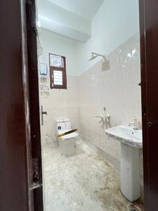 Bathroom Image of 650 Sq.ft 1 RK Apartment / Flat for rent in Sector 35 Noida for Rs. 18000