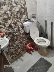 Bathroom Image of 603 Sq.ft 3 BHK Apartment / Flat for rent in Uttam Nagar New Delhi for Rs. 20000