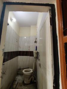 Bathroom Image of 1000 Sq.ft 3 BHK Builder Floor for rent in Mayur Vihar Phase 1 New Delhi for Rs. 26500
