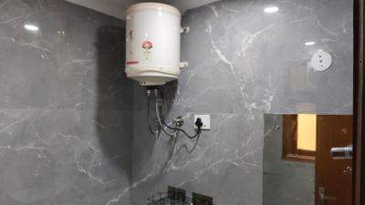Bathroom Image of 500 Sq.ft 1 BHK Apartment / Flat for rent in Saket New Delhi for Rs. 18500